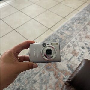 Canon ELPH SD800 IS Digital Camera in Silver and Black
